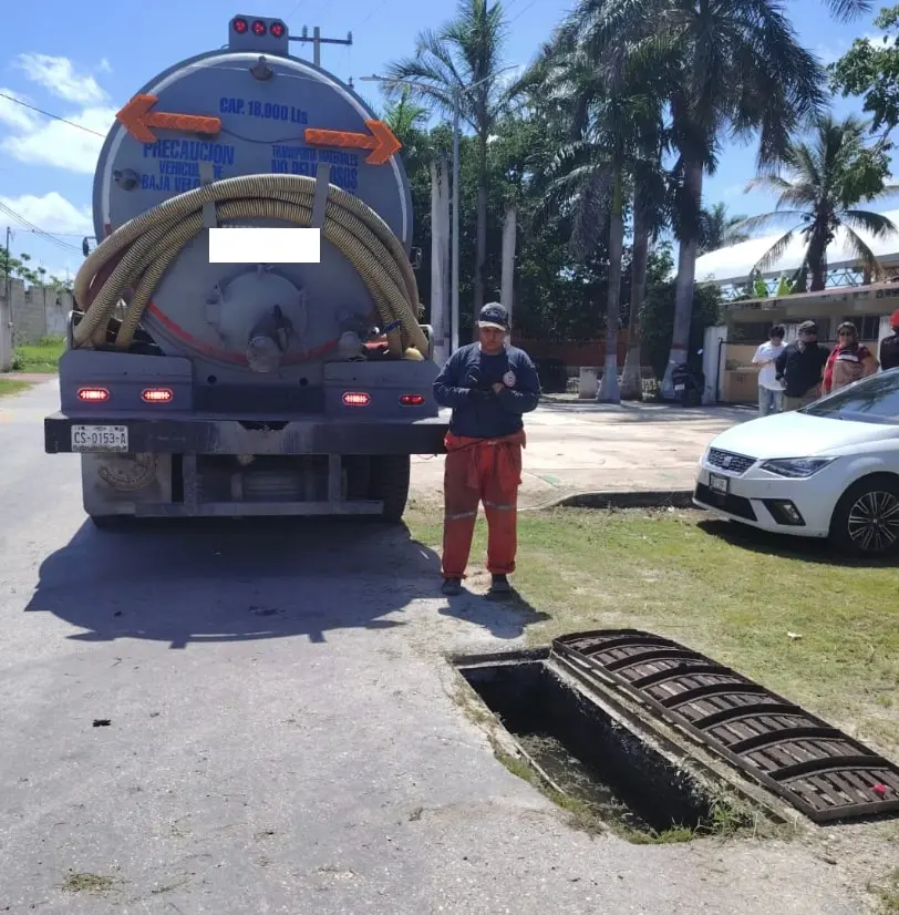 camion-vactor-en-servicio-de-desazolve.webp